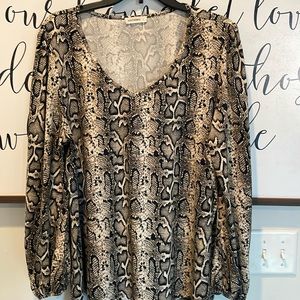 V-neck Andthewhy top snake print